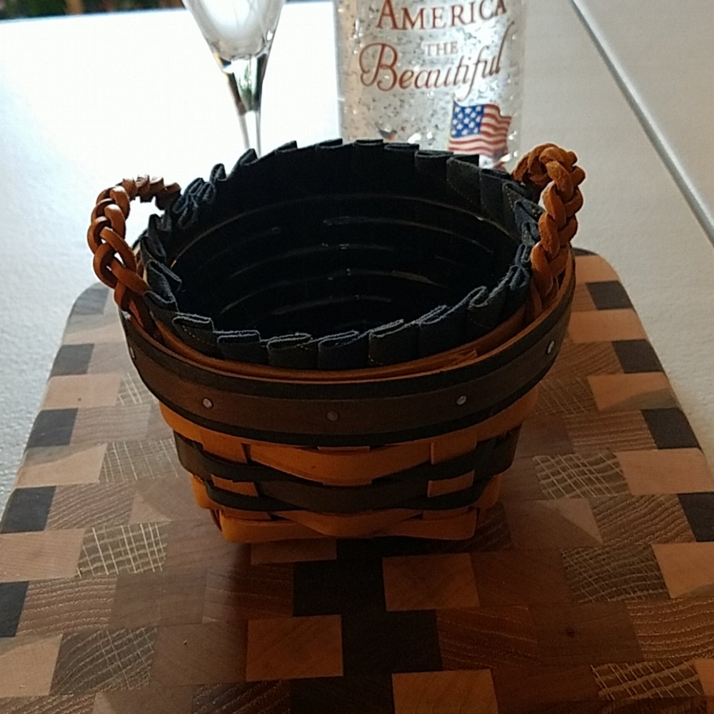 1998 Longaberger Basket - Picture 2 of 3